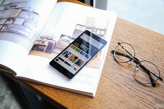 Xiaomi Redmi 3 di atas majalah